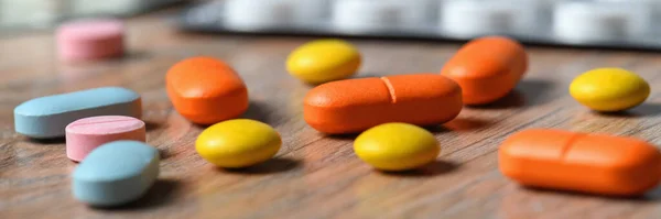 Masanın Üzerinde Çeşitli Renkli Tabletler Tablet Ambalajlar Var Koronavirüs Enfeksiyonunun — Stok fotoğraf