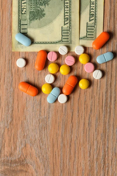 Verschiedene Bunte Pillen Und Geld Auf Dem Tisch Das Konzept Stockfoto
