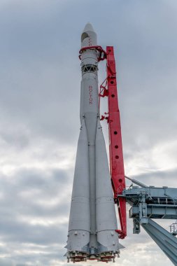 Rusya, Moskova, Ekim 2019 Gagarin 'in Vdnh' de uçtuğu Vostok uzay roketi. Popüler bir turizm merkezi..