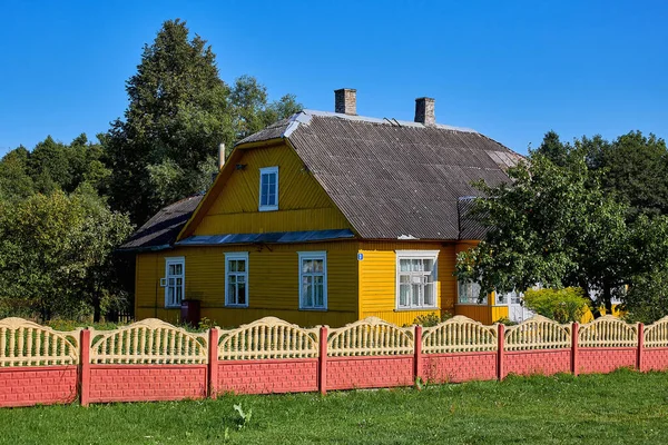 Velha Casa Madeira Amarela Uma Típica Casa Madeira Velha Rússia — Fotografia de Stock