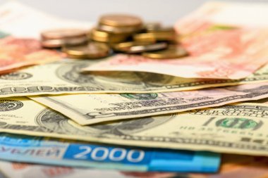 Nakit paralar ve madeni paralar. Amerikan ve Rus para banknotlarının ve sikkelerin geçmişi. Dolar ve ruble arkaplanı.