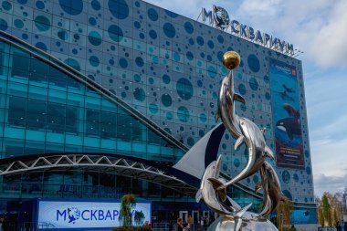 Rusya, Moskova, Ekim 2019. VDNH 'deki Moskvarium akvaryumunun girişinde Yunus Heykeli.