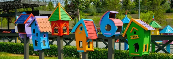 Coloridas Casas Aves Decorativas Para Pájaros Calle Parque Arte Objeto —  Fotos de Stock