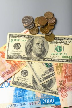 Nakit paralar ve madeni paralar. Amerikan ve Rus para banknotlarının ve sikkelerin geçmişi. Dolar ve ruble arkaplanı.