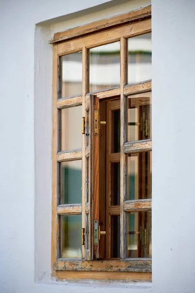 Alte Holzfenster Der Fassade Des Gebäudes Großaufnahme Klassisches Holzfenster — Stockfoto