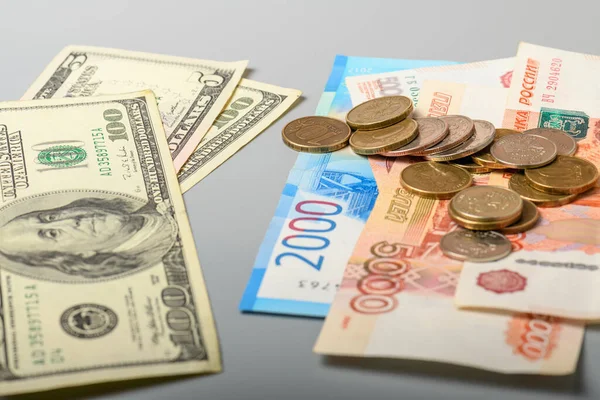 Nakit paralar ve madeni paralar. Amerikan ve Rus para banknotlarının ve sikkelerin geçmişi. Dolar ve ruble arkaplanı.