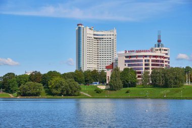 Beyaz Rusya, Minsk, Ağustos 2019. Svisloch nehrinin kıyısındaki Belarus Oteli. Kentsel su manzarası.