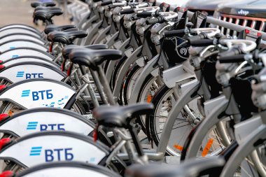 Moskova, Rusya, Ekim 2020. Şehir caddesinde yakın çekimde kiralanacak bir dizi bisiklet..