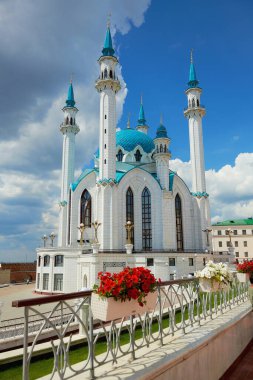 Kazan Kremlin 'deki Kul Şerif camii. Mavi kubbeli güzel beyaz cami. Rusya 'nın tarihi, kültürel, dini ve turistik cazibesi.