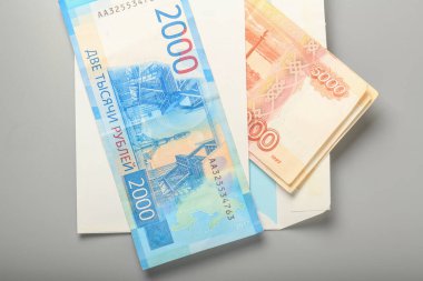 Nakit paralar beyaz bir posta zarfında. Rus parası posta zarfında. Faturalar bir zarfta.