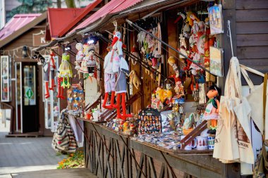 Beyaz Rusya, Minsk, Ağustos 2019. Hediyelik eşya satan küçük bir dükkan. Bir sürü hediyelik eşya..