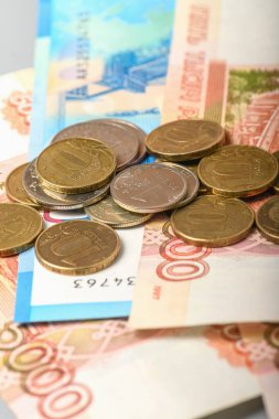 Nakit paralar ve madeni paralar. Rus para banknotlarının geçmişi. Kağıt ruble ve sikkeler arka plan.
