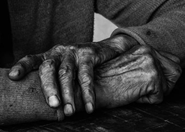 Elinde bir yaşlı kadın, Sırbistan, Temmuz 2017