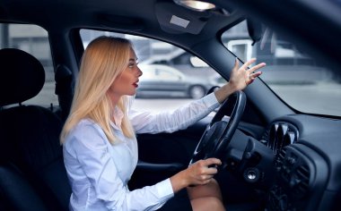 Çekici genç businness kadın.