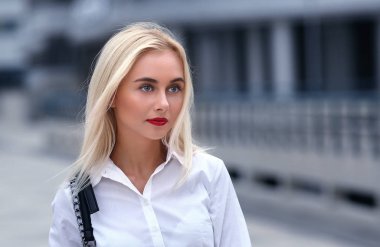 Çekici genç businness kadın.