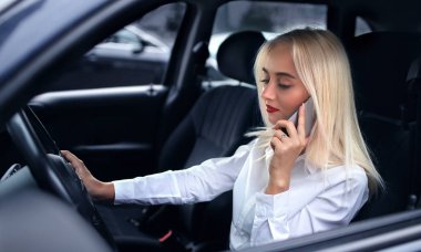 Çekici genç businness kadın.