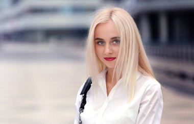 Çekici genç businness kadın.