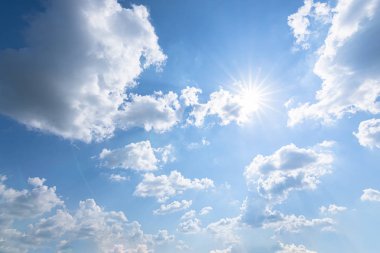 Shoot wide-angle, sky and clouds and daytime sunlight.
