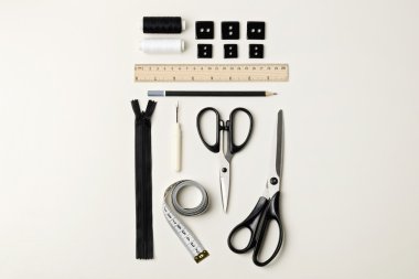 Her şey siyah ve beyaz dikiş için. Kumaş ve iplik, ZIP