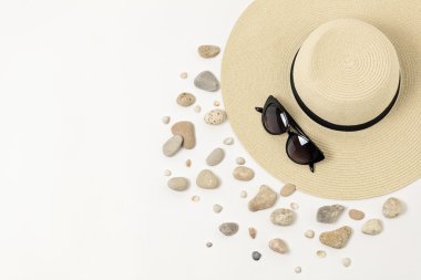 Moda aksesuarları - şapka, güneş gözlüğü ve bilezik. Deniz konsantrasyon