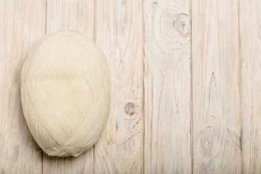 Beyaz ışık ahşap arka plan üzerinde iplik.