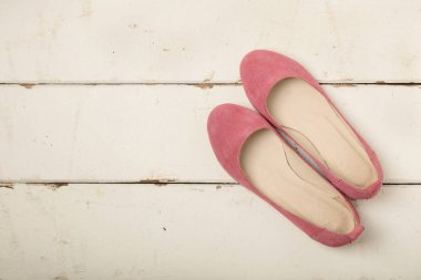 Kadın Ayakkabı (balerinler) ahşap arka plan üzerinde pembe.