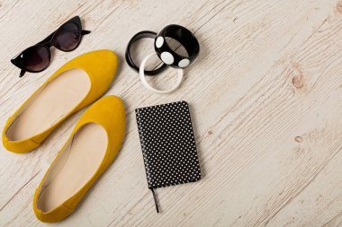 Bayan aksesuarlar - bilezik, Ayakkabı (bllerinas) ve sunglasse