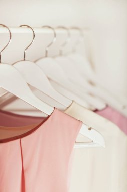 Kadın giyim beyaz bir askı üzerinde pembe tonlarında. 