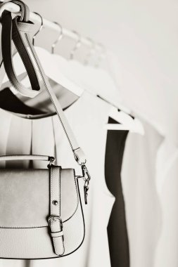 Siyah-beyaz fotoğraf görüntü ile. Bir beyaz kadın giyim