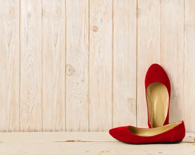 Ahşap arka plan üzerinde kırmızı kadın ayakkabı (balerinler).