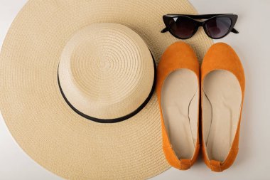 Bayan yaz aksesuarlar - şapka, güneş gözlüğü ve ayakkabı (Bale f