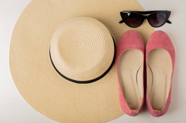 Bayan yaz aksesuarlar - şapka, güneş gözlüğü ve ayakkabı (Bale f