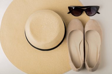 Bayan yaz aksesuarlar - şapka, güneş gözlüğü ve ayakkabı (Bale f
