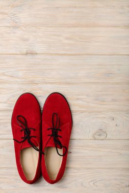 Açık ahşap renkli oxfords kırmızı kadın ayakkabı.
