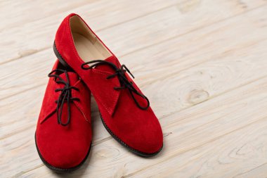 Açık ahşap renkli oxfords kırmızı kadın ayakkabı.