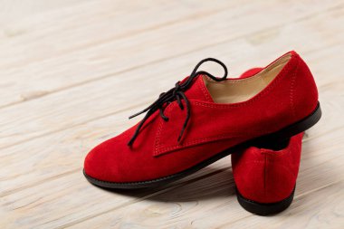 Açık ahşap renkli oxfords kırmızı kadın ayakkabı. 