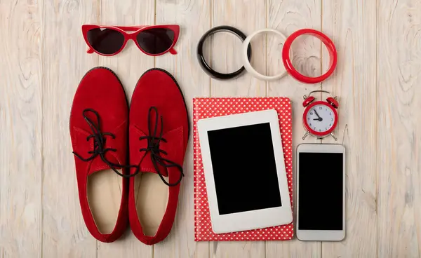 Kırmızı kadın ayakkabı oxfords, bilezik ve güneş gözlüğü, smartphone bir