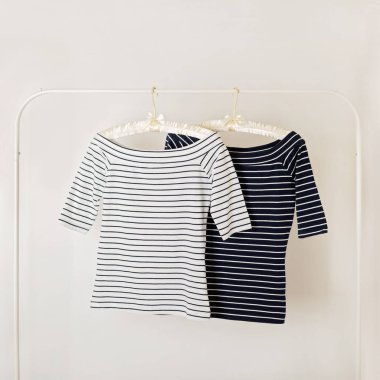 Moda trend çizgileri. Beyaz ve mavi çizgili Üstler.