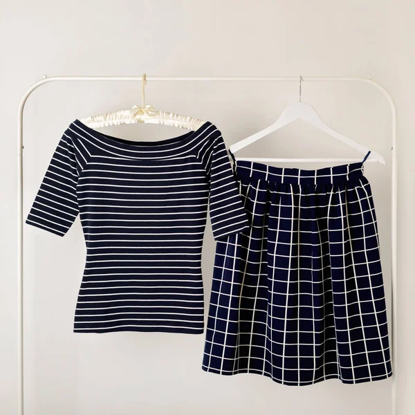 Moda trend çizgileri. Hücredeki en iyi mavi çizgili ve mavi etek.