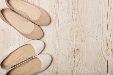 Kadın Ayakkabı (Bale daireler) beyaz ve bej hafif ahşap bac üzerinde