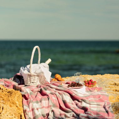 Denizde yaz saati. Sahilde - şarap, str romantik piknik