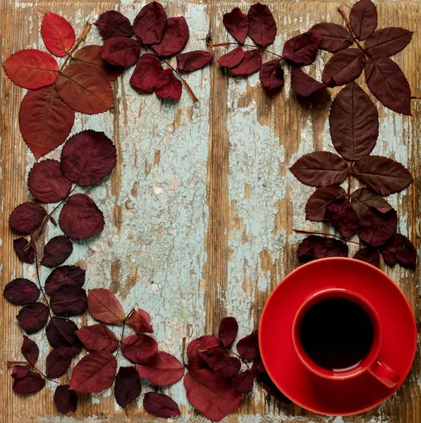 Sonbahar Kızıl yapraklar o kalp şeklinde düz yatıyordu çerçeve