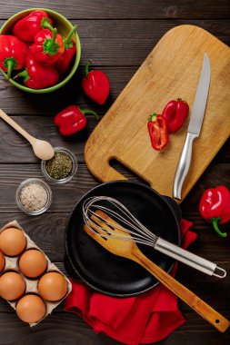 Kahvaltı. Bir omelete tatlı kırmızı bolgarian peppe ile pişirme