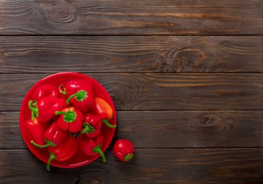 Koyu ahşap arka plan üzerinde Bulgar tatlı kırmızı biber. 