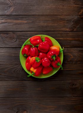 Koyu ahşap arka plan üzerinde Bulgar tatlı kırmızı biber.