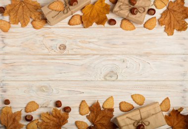 Sarı yaprak, yaprak şeklinde kurabiye düz yatıyordu çerçeve, 