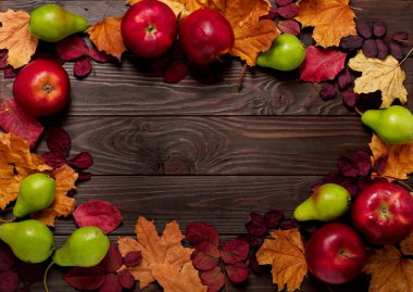 Düz yatıyordu çerçeve sonbahar koyu kırmızı ve sarı yapraklar, armut ve ap