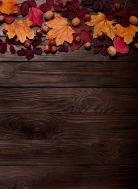 Düz yatıyordu çerçeve sonbahar koyu kırmızı ve sarı yapraklar, fındık, w