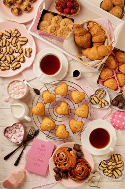 Düz yatıyordu kek ve kurabiye, kek ve rulo, bisküvi ve Kamil