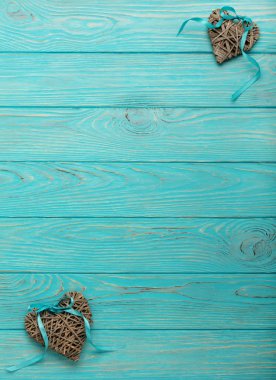 Dekoratif hasır kalpleri bir w üzerinde mavi bir kurdele ile gri renk